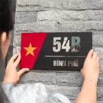 Bảng số nhà mica dán tường lá cờ nổi bật