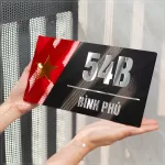 Bảng số nhà mica dán tường lá cờ nổi bật (4)