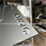 Bảng Số Phòng Mica Cao Cấp Đen Vàng và Trắng Đen KMS-22 (2)