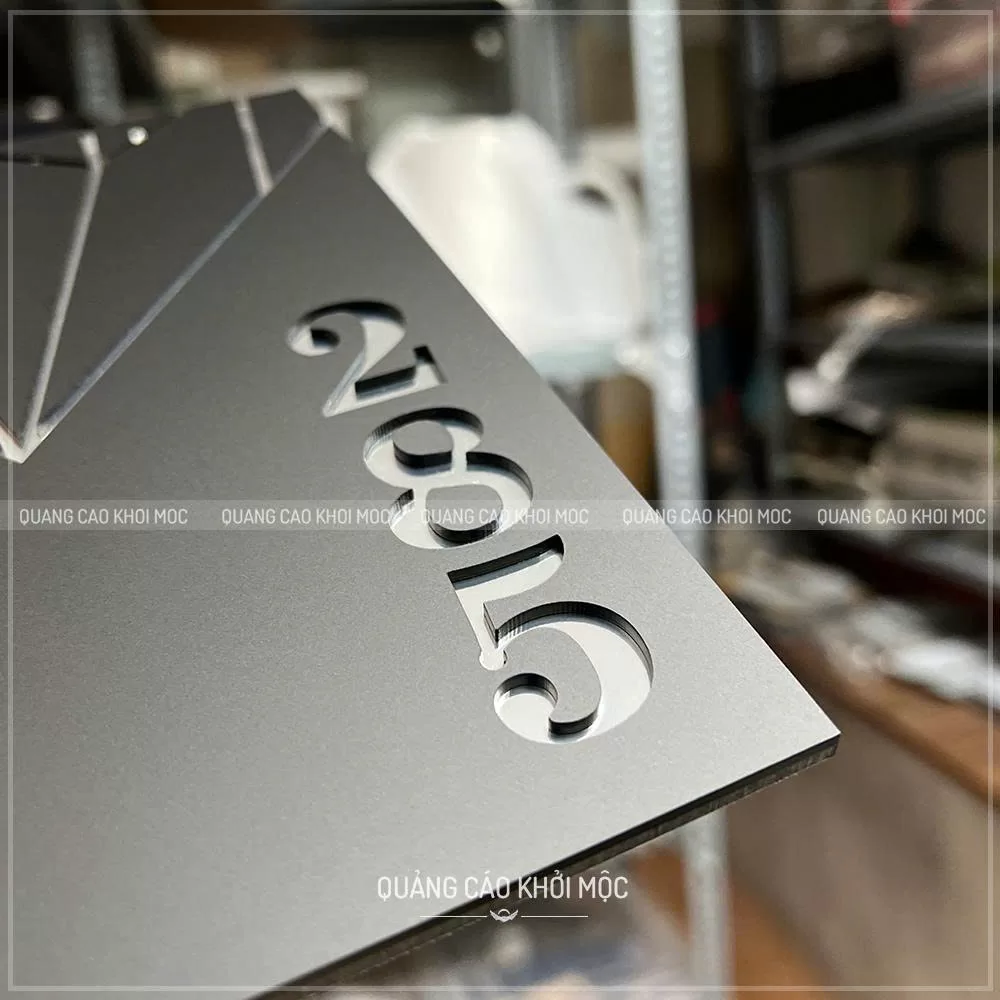Bảng Số Phòng Mica Cao Cấp Đen Vàng và Trắng Đen KMS-22 (2)
