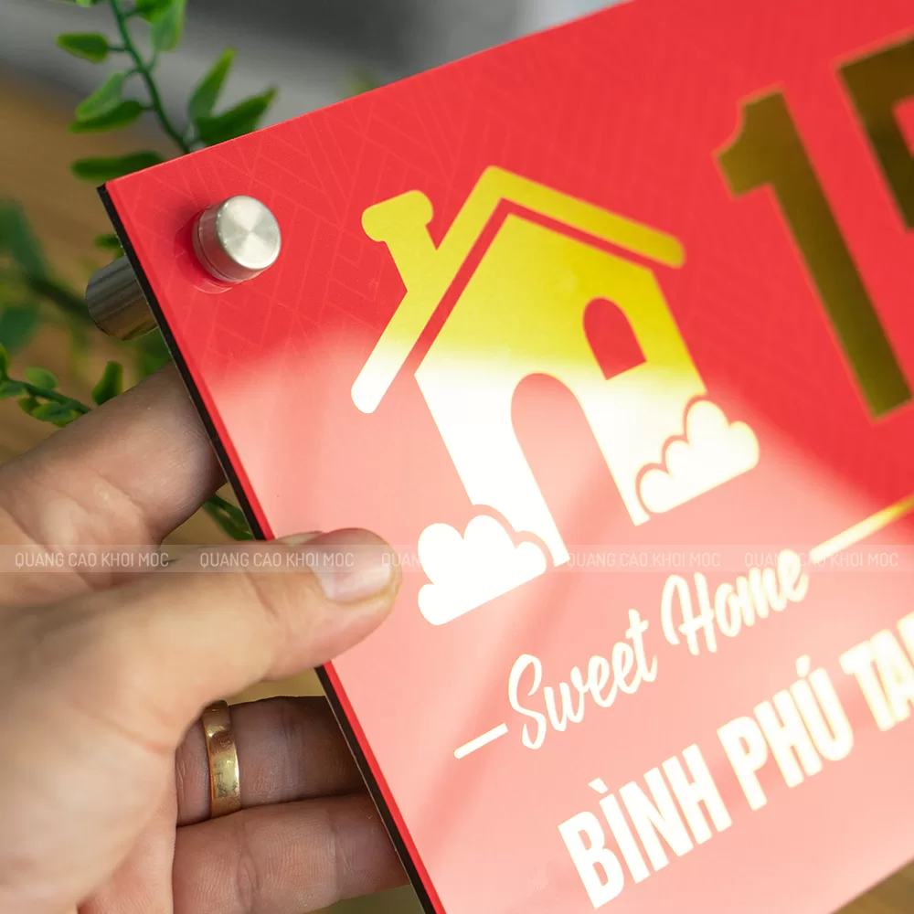 Chi tiết bảng số nhà mica in UV nền Alu, in logo và chữ nổi sắc nét