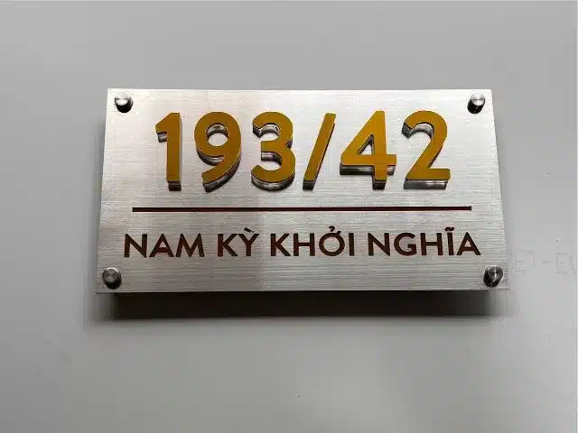 Vi-sao-chon-inox-lam-bien-so-nha-trong-nam-
