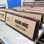 Bảng gỗ chức danh để bàn - Nội dung làm theo yêu cầu KMS-70