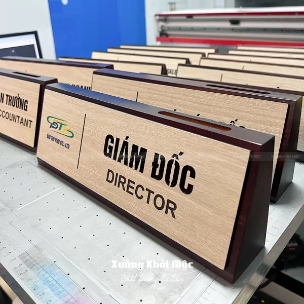 Bảng gỗ chức danh để bàn - Nội dung làm theo yêu cầu KMS-70