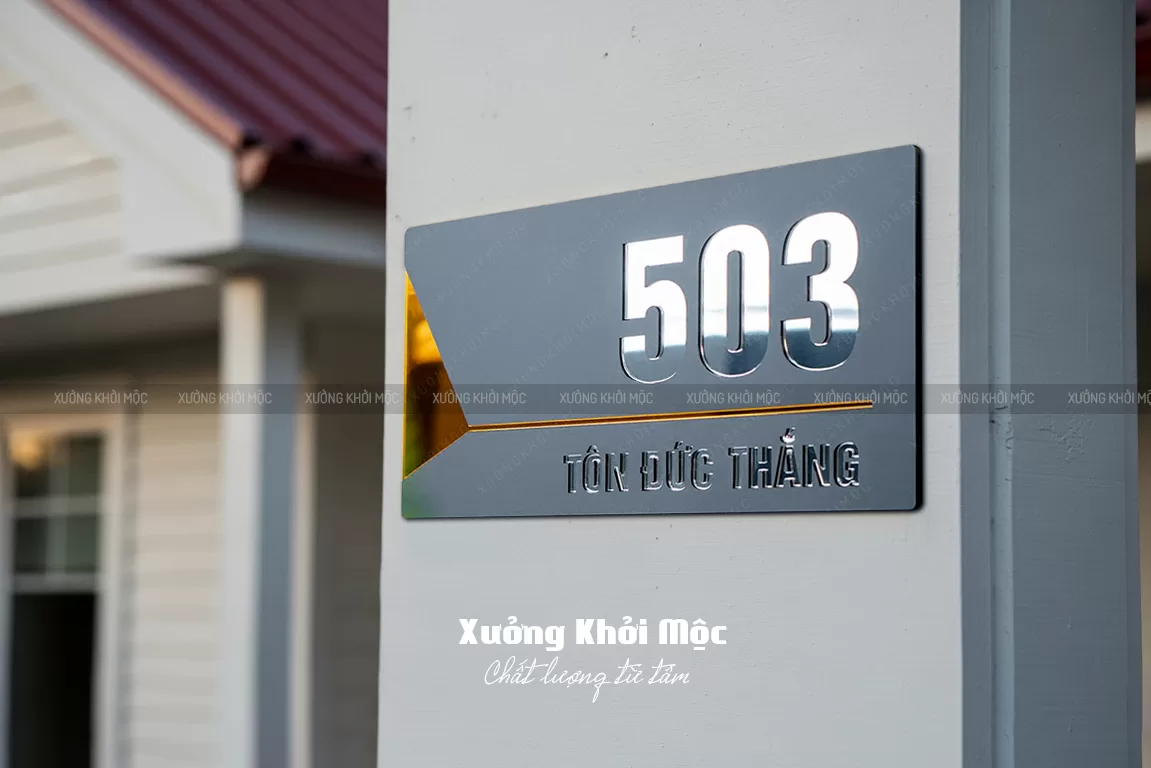 Bảng số nhà mica vàng KMS-11 với hiệu ứng phản chiếu ánh sáng