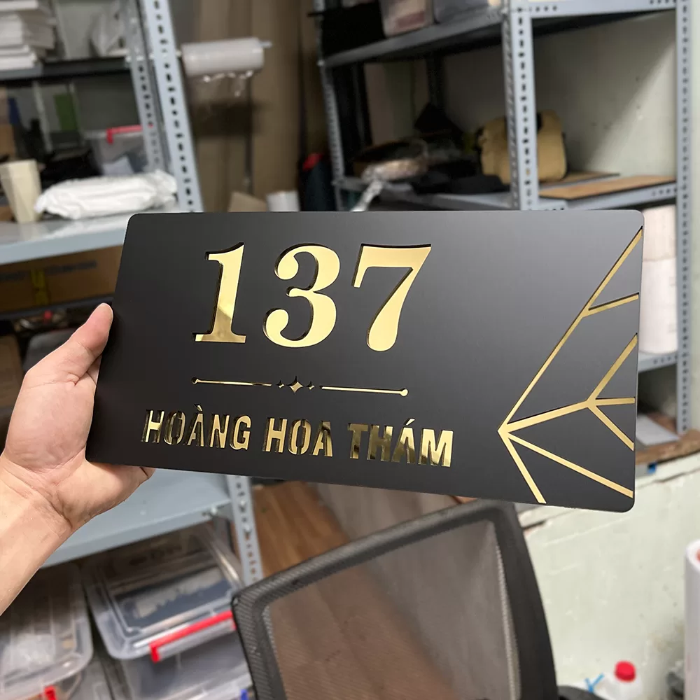 Bảng số nhà mica cắt laser nội dung, nền inox vàng đồng, số 137 Hoàng Hoa Thám