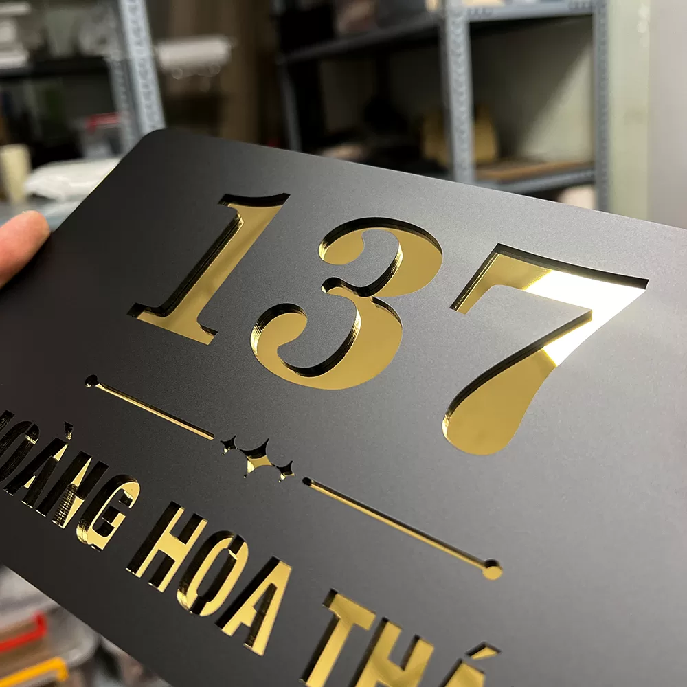 Chi tiết bảng số nhà mica cắt laser kết hợp nền inox, số 137 sắc nét sang trọng