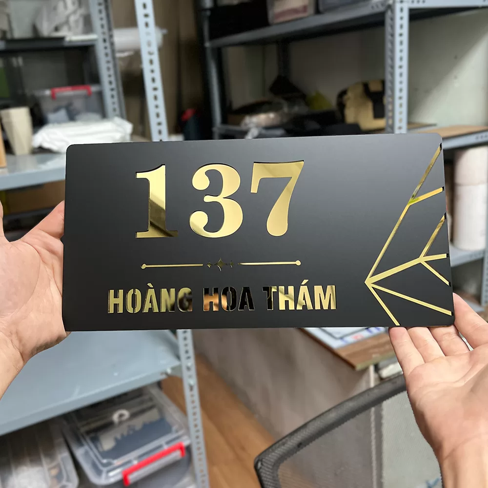 Bảng số nhà mica cắt laser nền inox xước mờ, thiết kế tối giản, số 137 Hoàng Hoa Thám