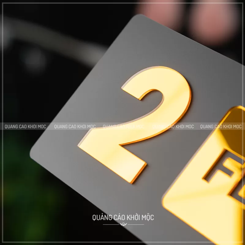 Bảng số tầng KMS-26 – Nhỏ gọn mà sang xịn hết ý! - Bảng mica dán tường kết hợp với mica gương sang trọng, bắt mắt - Ảnh 2