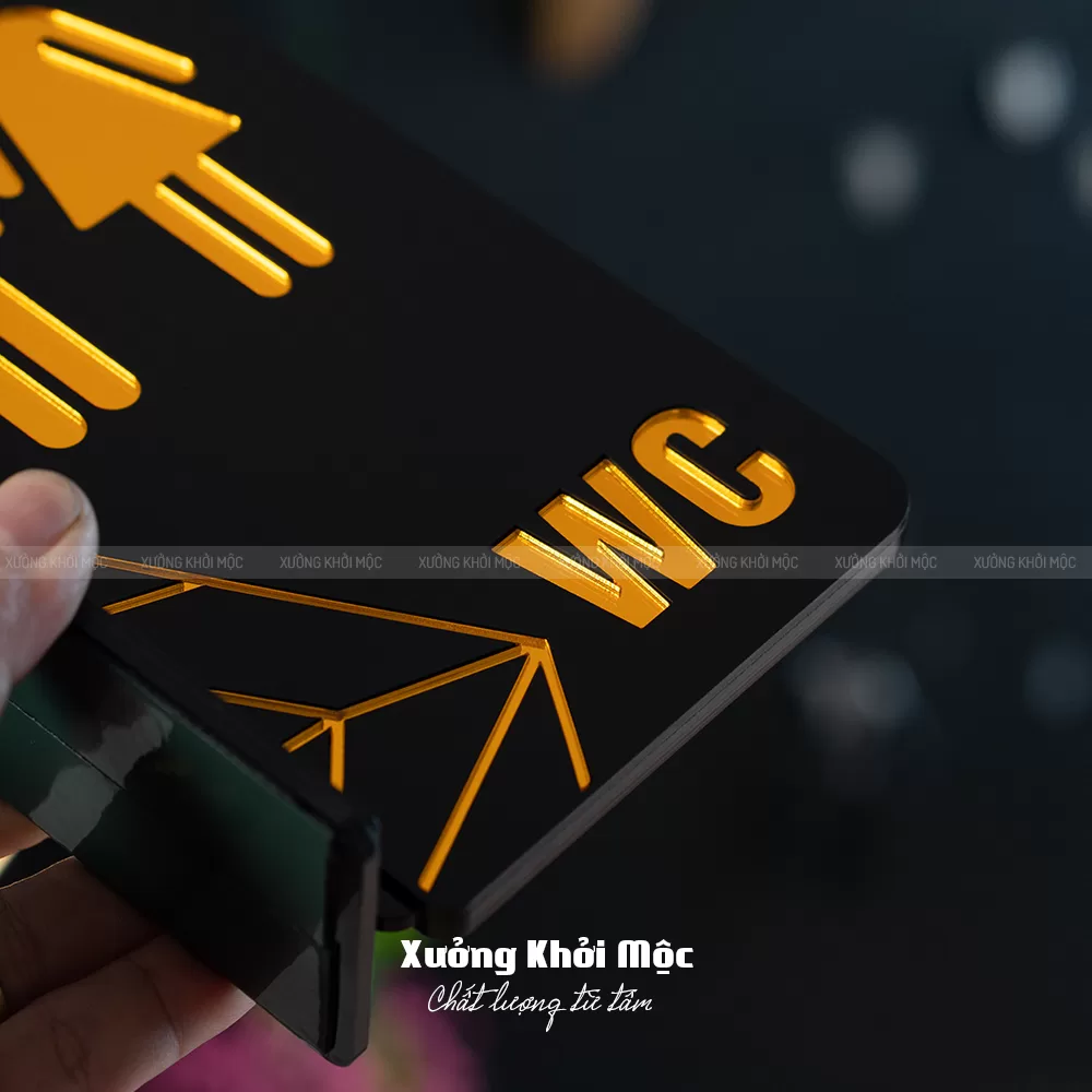 Bảng toilet mica đen vàng gắn tường sang trọng