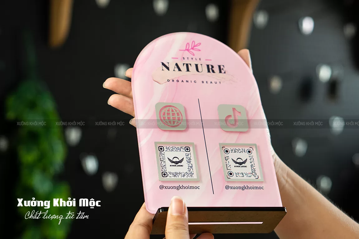 Bảng qr code bằng mica để bàn