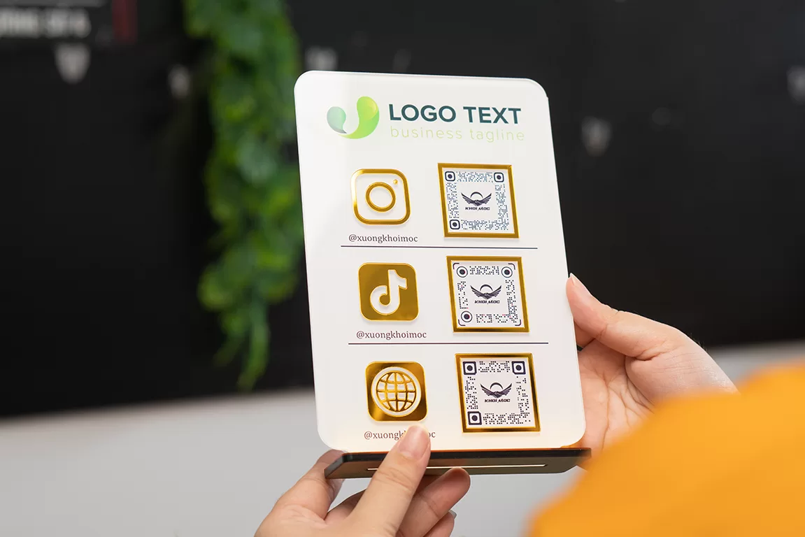 Bảng quét mã QR đê bàn bàng mica