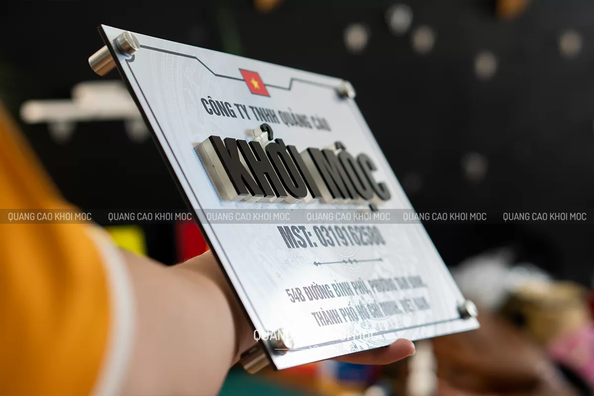 Góc chụp cận cảnh bảng tên công ty alu KMS-54