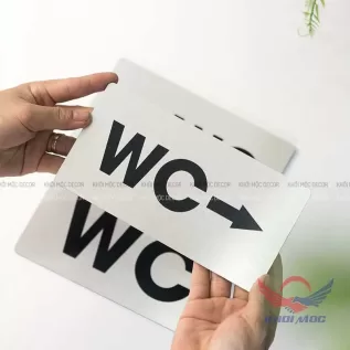 Bảng chỉ hướng WC chất liệu Alu xước in UV KMD41