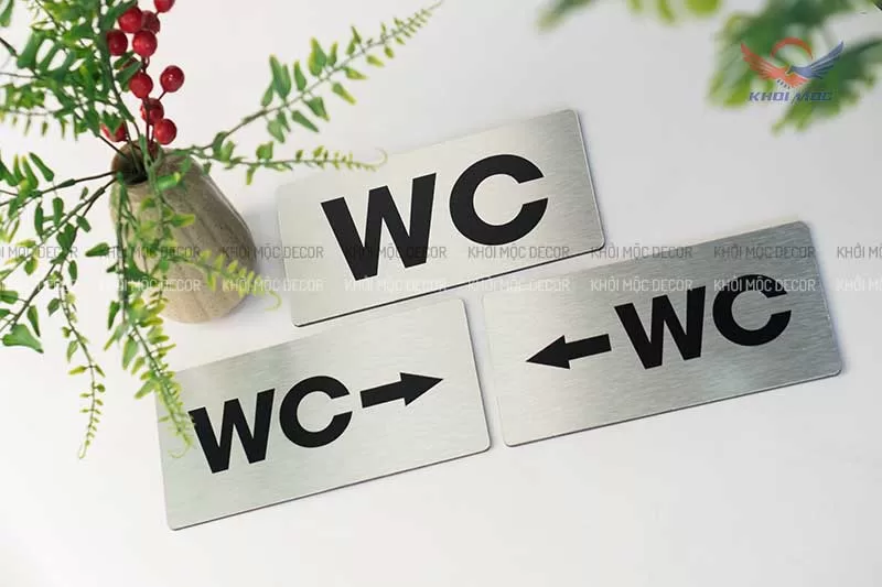 Biển WC chất liệu Alu dán tường chỉ hướng khu vực toilet