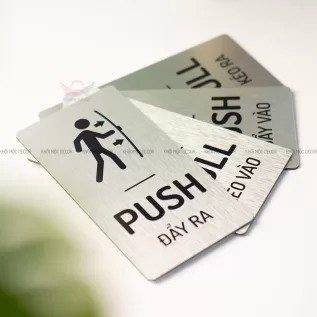 Bảng pull push dán cửa trang trí quán bằng alu xước in UV KMD03