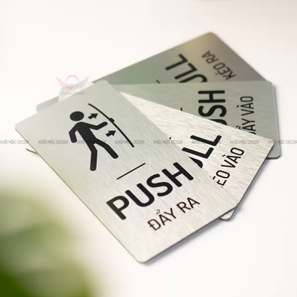 Bảng pull push dán cửa trang trí quán bằng alu xước in UV KMD03
