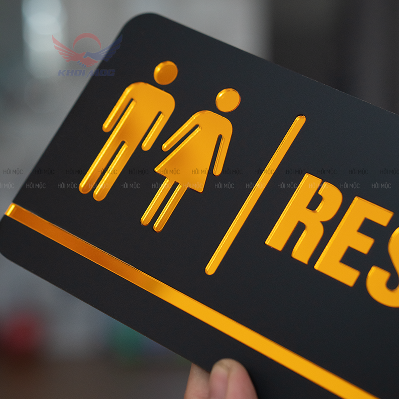 Biển chỉ dẫn khu vực restroom mica gương vàng bóng sang trọng đẳng cấp