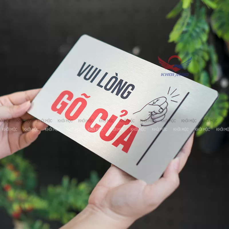 Biển Vui lòng gõ cửa KMD63 dùng cho phòng họp, phòng làm việc, chất liệu alu xước.