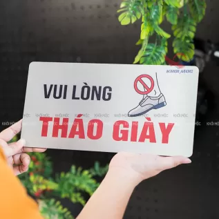 Bảng “Vui lòng tháo giày” KMD61 – Giải pháp lịch sự cho quán và nhà ở