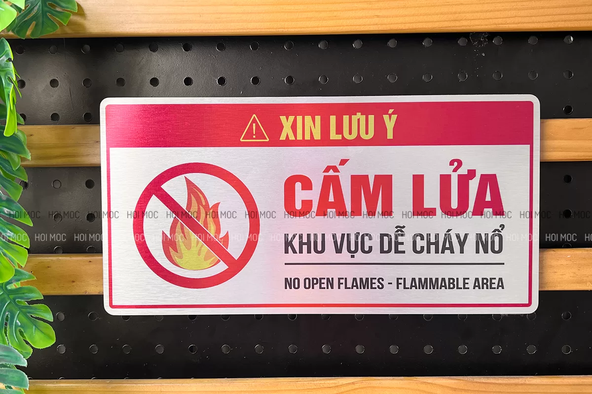 Biển cấm lửa khu vực dễ cháy nổ lắp đặt thực tế tại kho xưởng