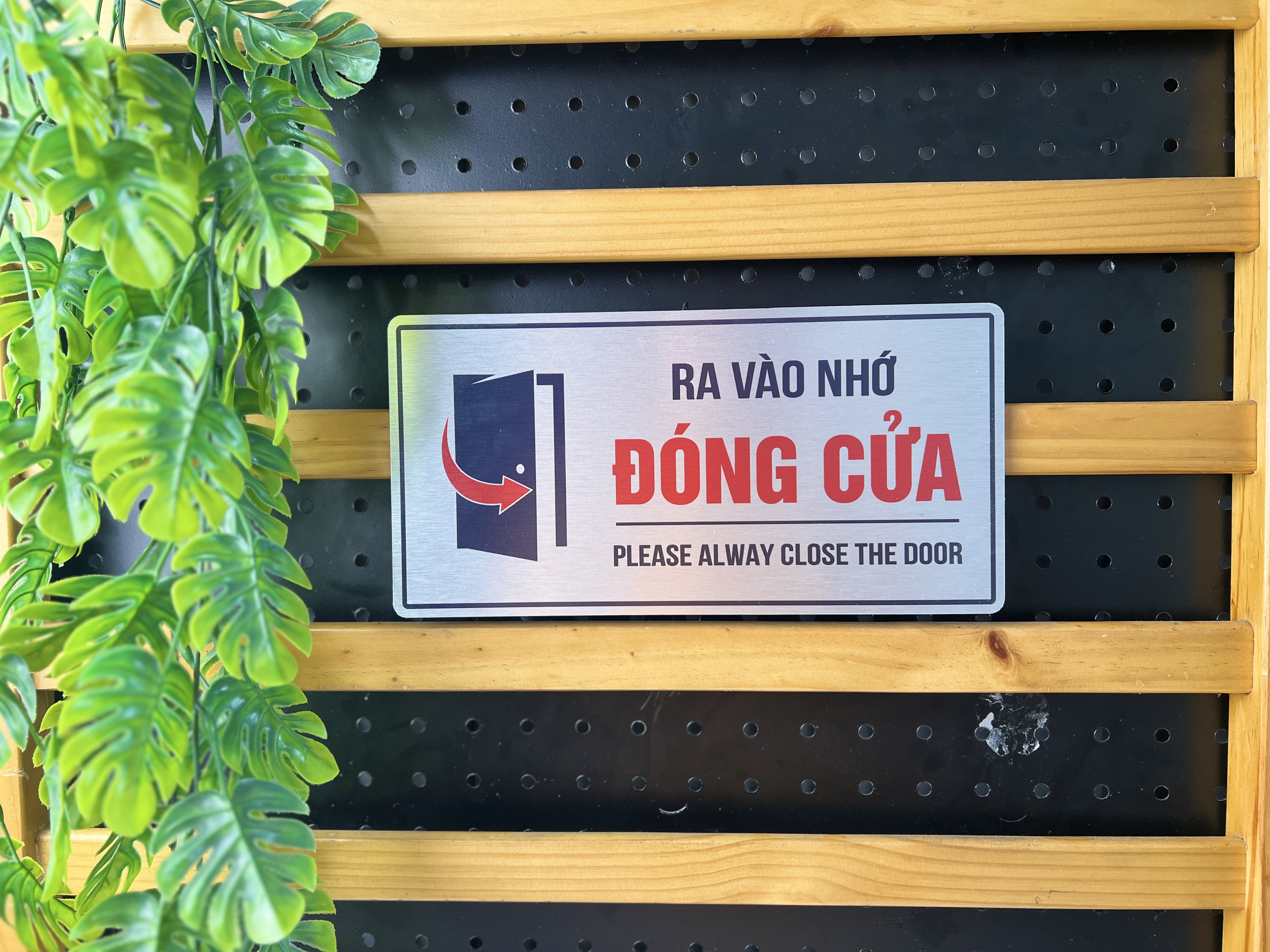 Biển ra vào nhớ đóng cửa BAL05 lắp đặt thực tế tại cửa