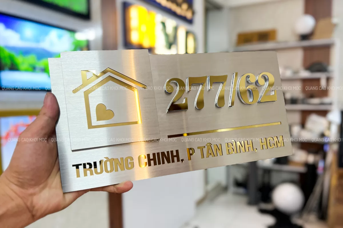 Bảng số nhà inox 304 trắng xước SNI01 với số nổi inox vàng bóng, gắn trụ inox sang trọng