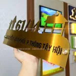 Bảng số nhà inox vàng xước SNI01 cắt laser fiber, nền mica đen tương phản - Ảnh 4