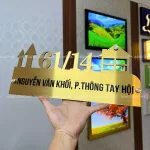 Bảng số nhà inox vàng xước SNI01 cắt laser fiber, nền mica đen tương phản