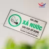 Biển báo vui lòng xả nước sau khi sử dụng treo tại toilet văn phòng