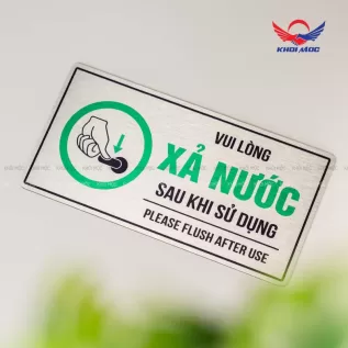 Biển báo vui lòng xả nước sau khi sử dụng treo tại toilet văn phòng
