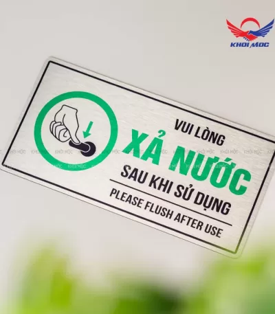 Biển báo vui lòng xả nước sau khi sử dụng treo tại toilet văn phòng