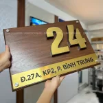 Biển số nhà gỗ tự nhiên SNI04 với số inox nổi khối 3D, địa chỉ cắt lọng lót mica, lắp đặt bằng ốc trụ inox