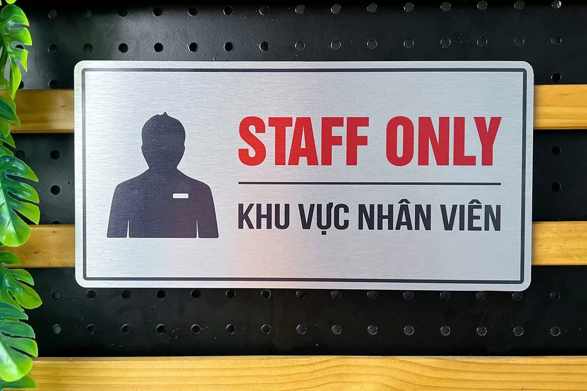 Biển báo Staff Only / Khu vực nhân viên BAL11 Biển Staff Only / Khu vực nhân viên BAL11 song ngữ Anh Việt, có biểu tượng minh họa trực quan, dùng cho cửa khu vực nội bộ nhân viên