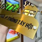 Bảng số nhà inox vàng xước SNI01 cắt laser fiber, nền mica đen tương phản - Ảnh 3