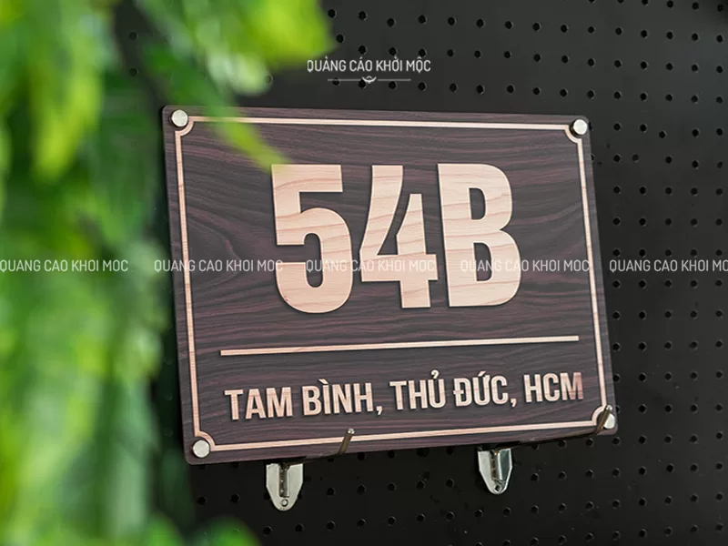 Biển số nhà Alu SAL01 in UV phối cảnh lắp đặt ngoài trời, thiết kế hiện đại, phù hợp nhà phố
