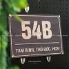 Bảng số nhà Alu SAL01 in UV trực tiếp lắp đặt trên tường nhà phố, thiết kế hiện đại, dễ nhìn từ xa