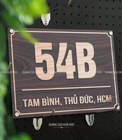 Bảng số nhà Alu SAL01 in UV trực tiếp lắp đặt trên tường nhà phố, thiết kế hiện đại, dễ nhìn từ xa
