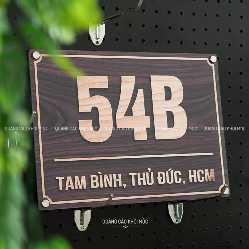 Bảng số nhà Alu SAL01 in UV trực tiếp lắp đặt trên tường nhà phố, thiết kế hiện đại, dễ nhìn từ xa