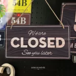 Bảng alu decor vân gỗ open closed treo cửa DAL01 - Ảnh 2