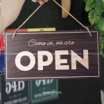 Bảng alu decor vân gỗ open closed treo cửa DAL01