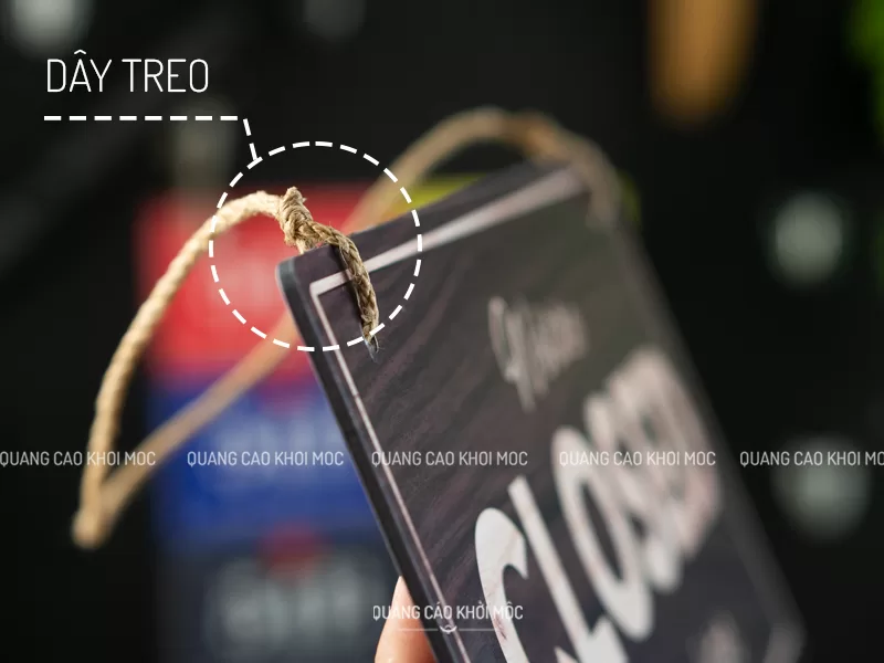 Bảng alu Open Closed DAL01 có sẵn dây treo tiện lợi, dễ lắp đặt