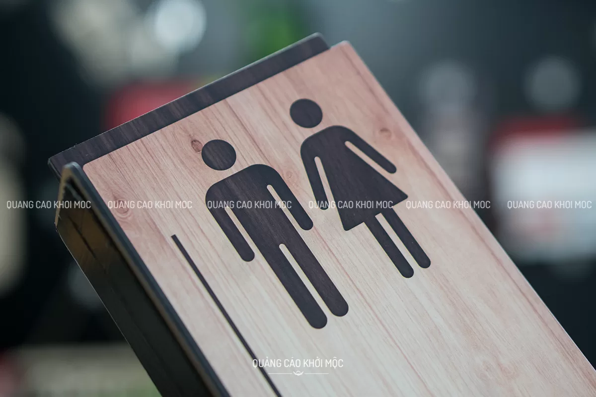 bieu tuong nam nu tren bang toilet alu van go dal05 ro net de nhan dien