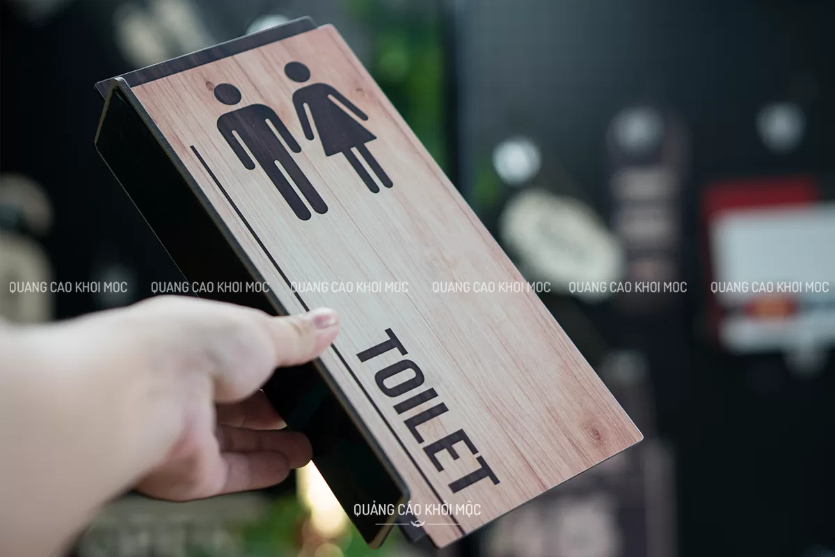 bảng toilet dạng vẫy alu vân gỗ dal05 biển wc treo tường 2 mặt nam nữ