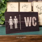 Bảng chỉ hướng WC alu vân gỗ DAL07 – Dán tường tiện lợi, chọn hướng linh hoạt