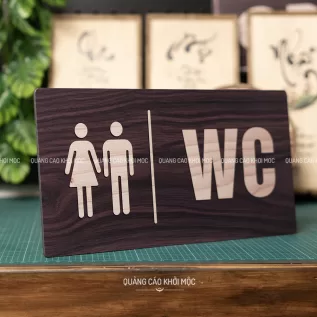 Bảng chỉ hướng WC alu vân gỗ DAL07 – Dán tường tiện lợi, chọn hướng linh hoạt
