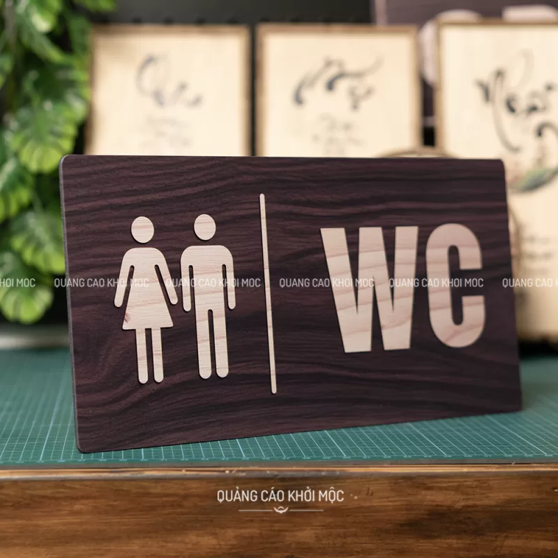 Bảng chỉ hướng WC alu vân gỗ DAL07 – Dán tường tiện lợi, chọn hướng linh hoạt - Ảnh 1