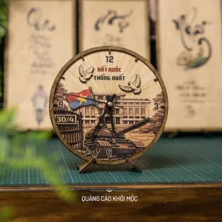 Đồng hồ để bàn gỗ 30/4 QTG01 – Quà tặng kỷ niệm ý nghĩa