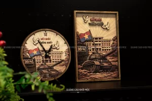 Đồng hồ gỗ 30/4 tranh để bàn kỷ niệm giải phóng miền Nam
